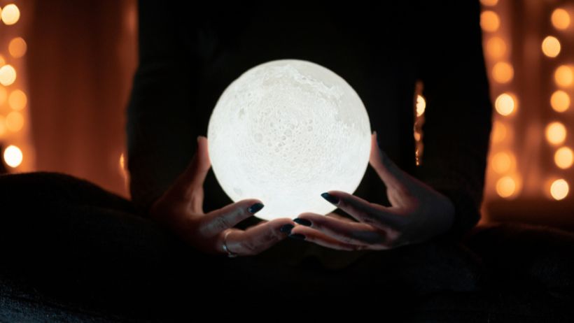 How to charge crystals with moonlight, Selenite Crystal Meaning and Healing Uses